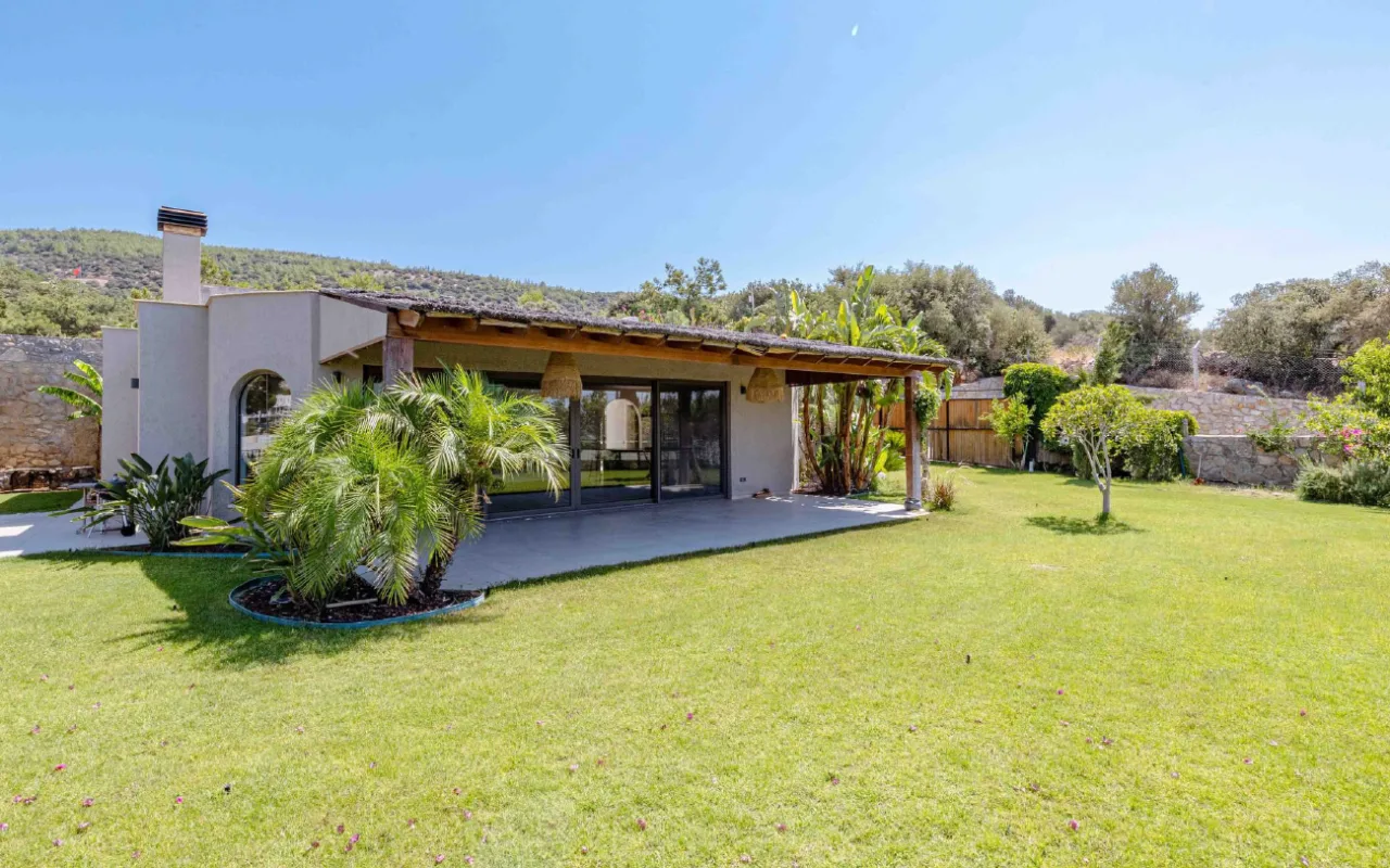 Bodrum Merkez’de Geniş Bahçeli, Deniz Manzaralı Tek Katlı Villa