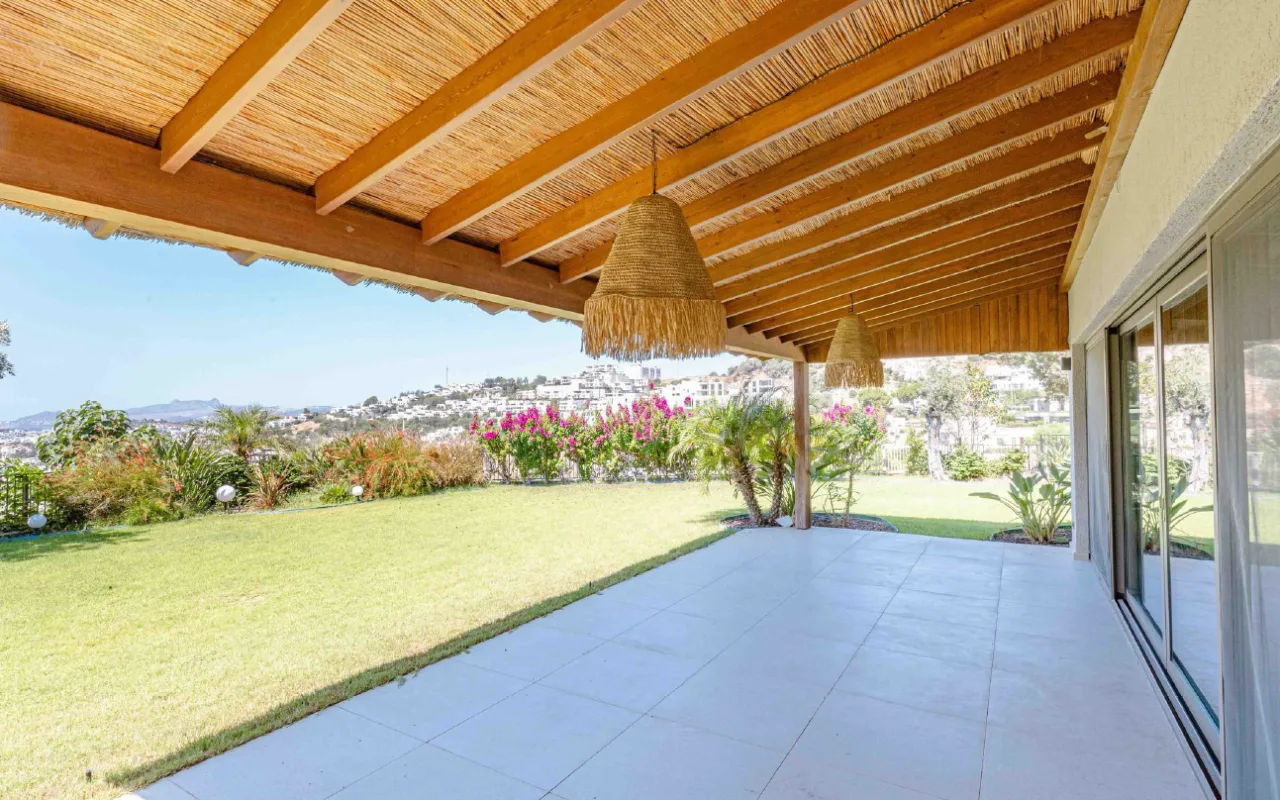 Bodrum Merkez’de Geniş Bahçeli, Deniz Manzaralı Tek Katlı Villa