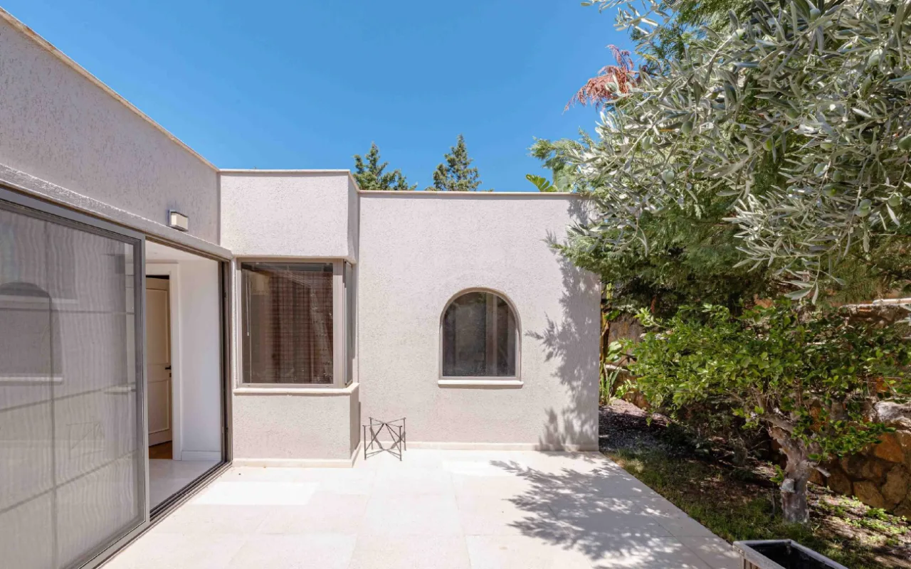 Bodrum Merkez’de Geniş Bahçeli, Deniz Manzaralı Tek Katlı Villa