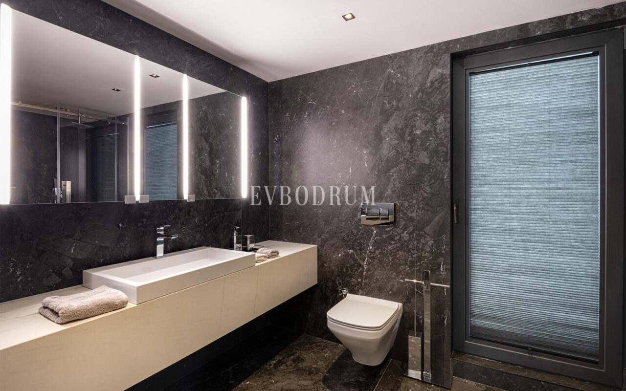 Yalıkavak'ta denize sıfır, özel iskeleli lüks villa