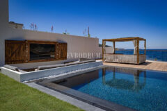 Yalıkavak'ta denize sıfır, özel iskeleli lüks villa