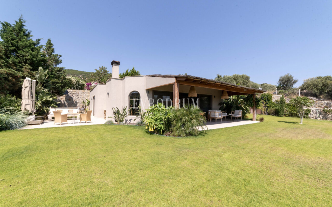 Bodrum Merkez’de Geniş Bahçeli, Deniz Manzaralı Tek Katlı Villa