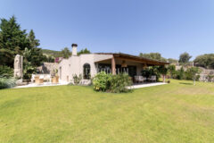 Bodrum Merkez’de Geniş Bahçeli, Deniz Manzaralı Tek Katlı Villa