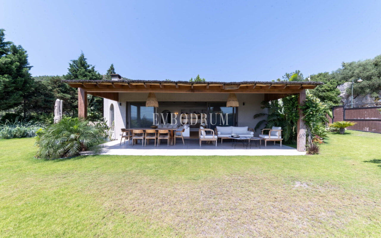 Bodrum Merkez’de Geniş Bahçeli, Deniz Manzaralı Tek Katlı Villa
