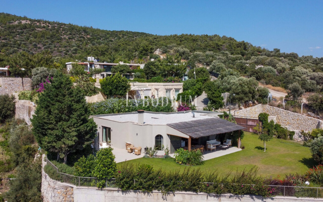 Bodrum Merkez’de Geniş Bahçeli, Deniz Manzaralı Tek Katlı Villa