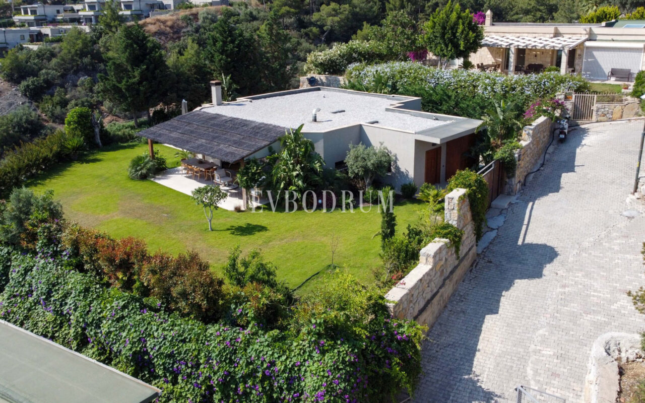 Bodrum Merkez’de Geniş Bahçeli, Deniz Manzaralı Tek Katlı Villa