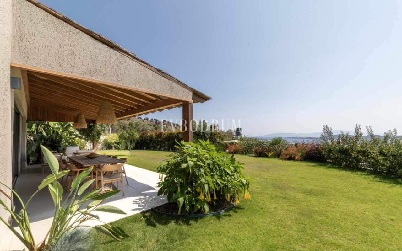 Bodrum Merkez’de Geniş Bahçeli, Deniz Manzaralı Tek Katlı Villa