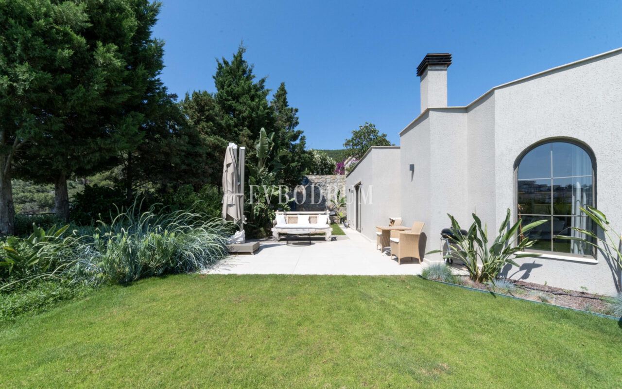 Bodrum Merkez’de Geniş Bahçeli, Deniz Manzaralı Tek Katlı Villa