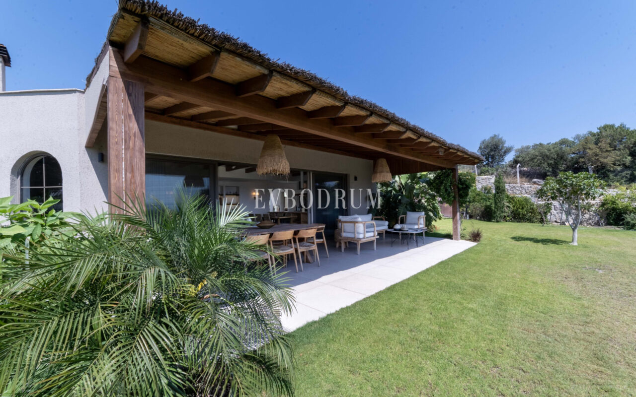 Bodrum Merkez’de Geniş Bahçeli, Deniz Manzaralı Tek Katlı Villa
