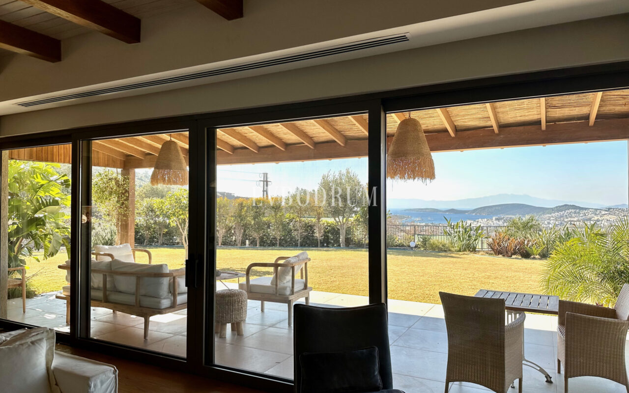 Bodrum Merkez’de Geniş Bahçeli, Deniz Manzaralı Tek Katlı Villa