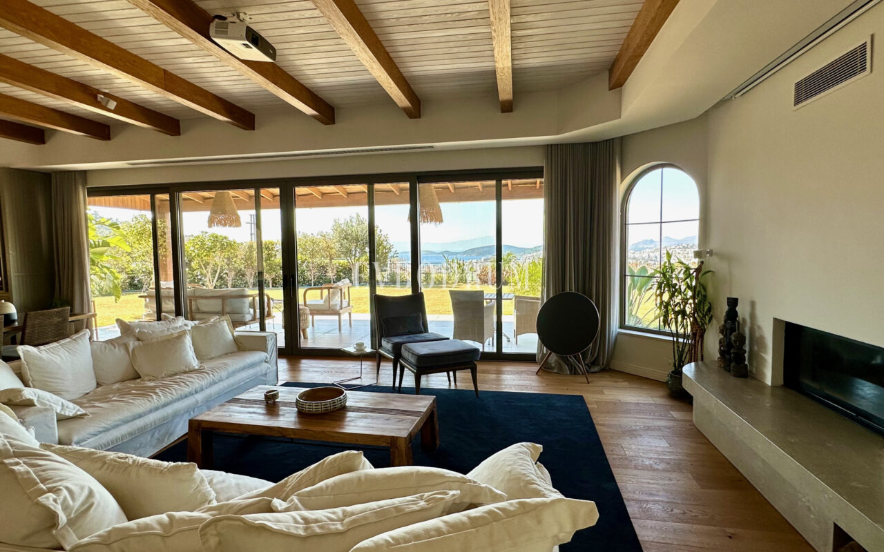 Bodrum Merkez’de Geniş Bahçeli, Deniz Manzaralı Tek Katlı Villa