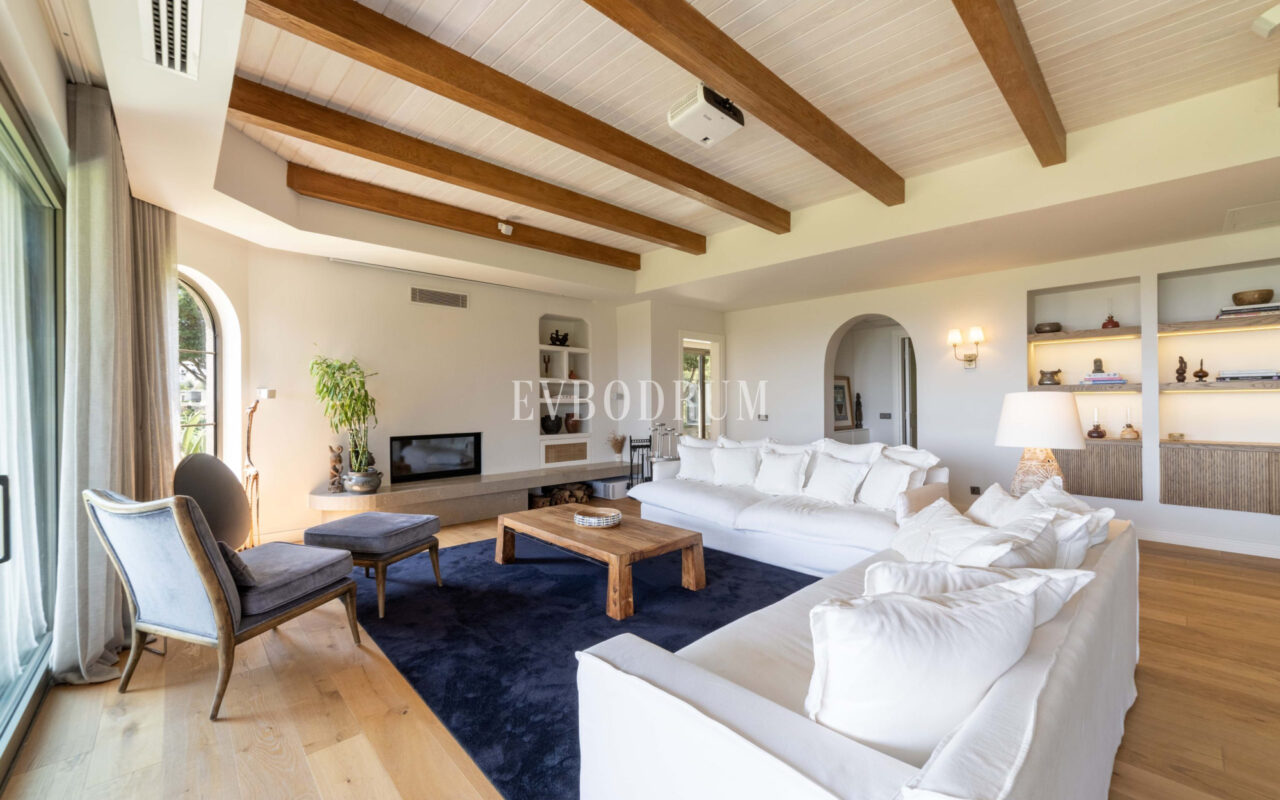 Bodrum Merkez’de Geniş Bahçeli, Deniz Manzaralı Tek Katlı Villa