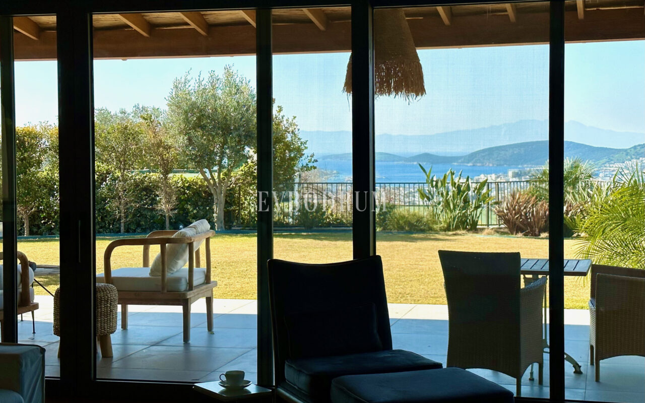 Bodrum Merkez’de Geniş Bahçeli, Deniz Manzaralı Tek Katlı Villa
