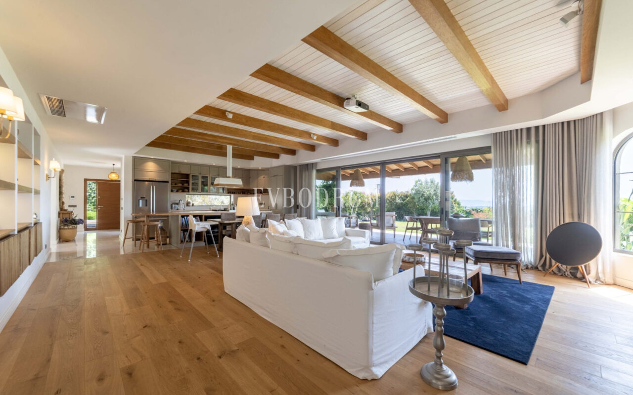Bodrum Merkez’de Geniş Bahçeli, Deniz Manzaralı Tek Katlı Villa
