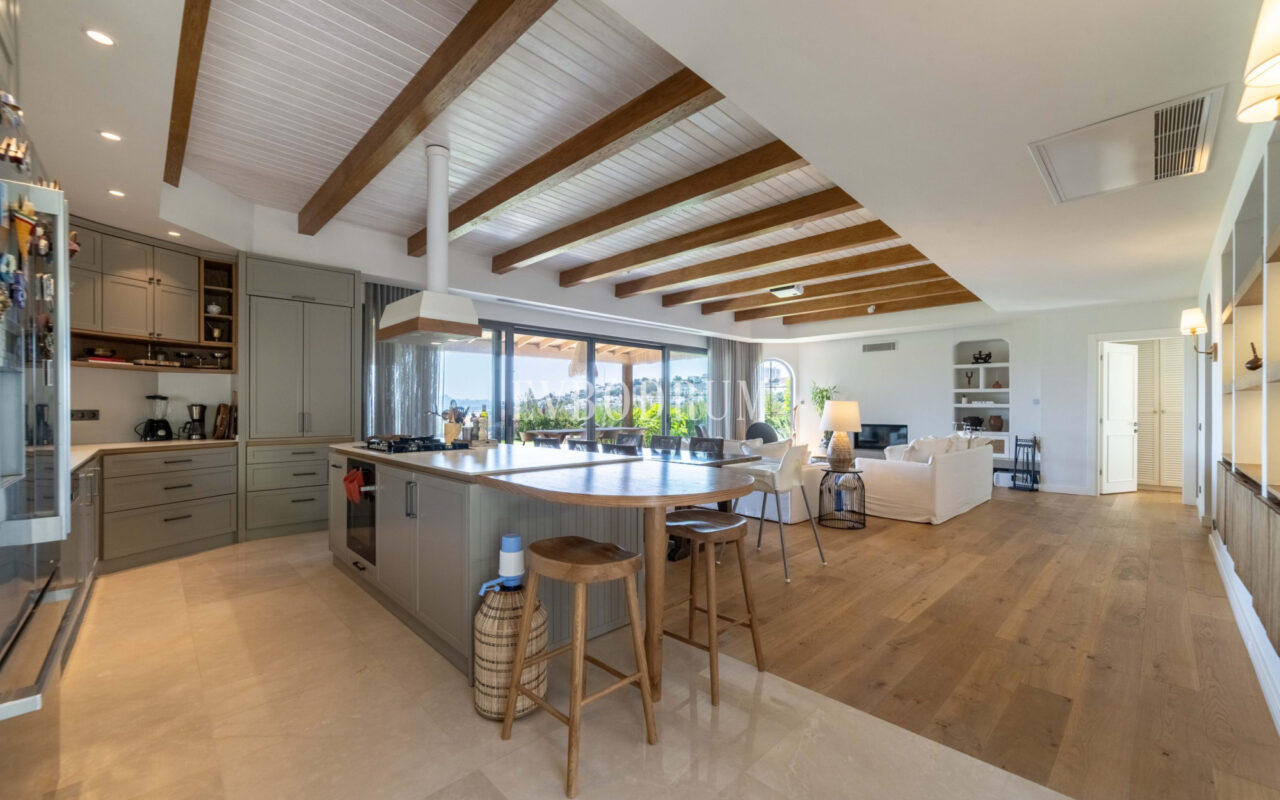 Bodrum Merkez’de Geniş Bahçeli, Deniz Manzaralı Tek Katlı Villa