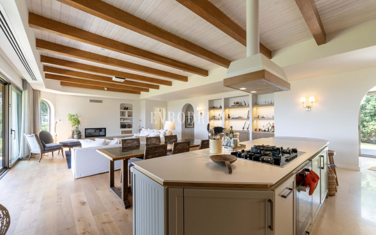 Bodrum Merkez’de Geniş Bahçeli, Deniz Manzaralı Tek Katlı Villa