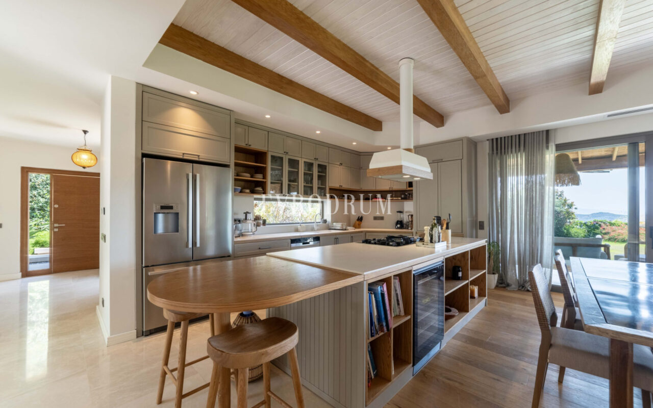 Bodrum Merkez’de Geniş Bahçeli, Deniz Manzaralı Tek Katlı Villa