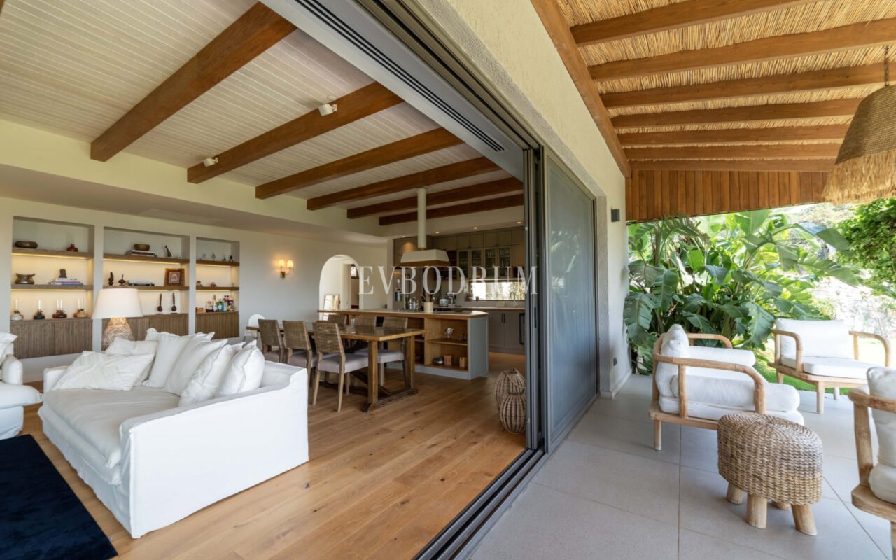 Bodrum Merkez’de Geniş Bahçeli, Deniz Manzaralı Tek Katlı Villa