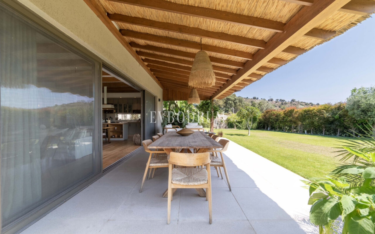 Bodrum Merkez’de Geniş Bahçeli, Deniz Manzaralı Tek Katlı Villa