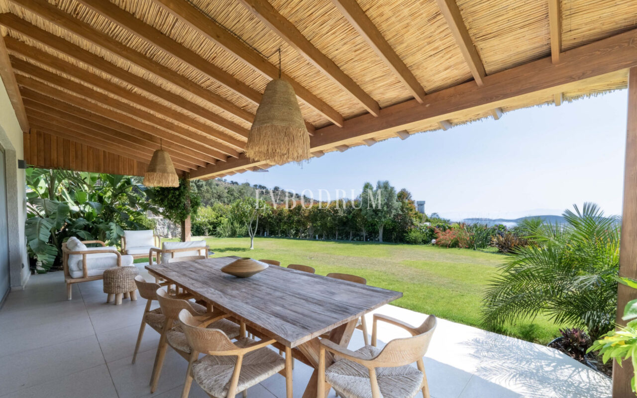 Bodrum Merkez’de Geniş Bahçeli, Deniz Manzaralı Tek Katlı Villa