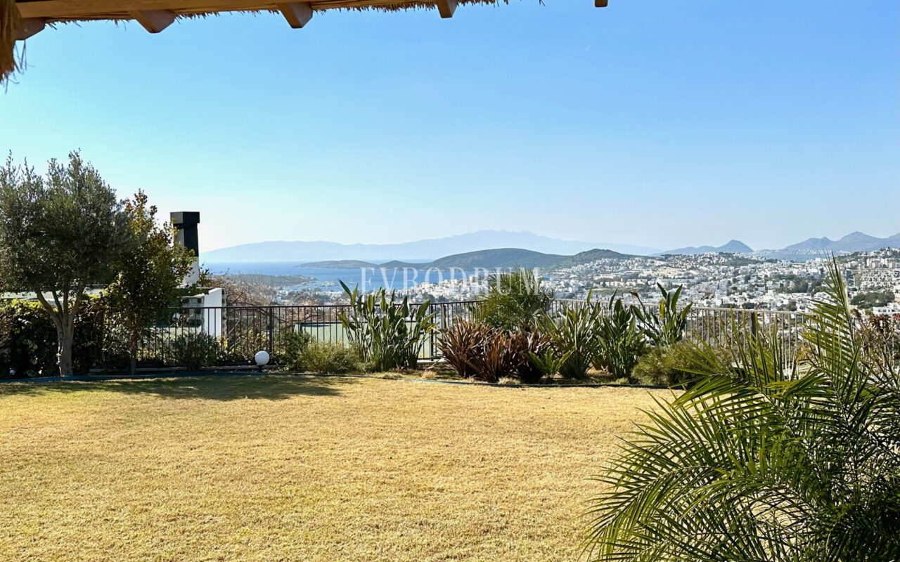 Bodrum Merkez’de Geniş Bahçeli, Deniz Manzaralı Tek Katlı Villa