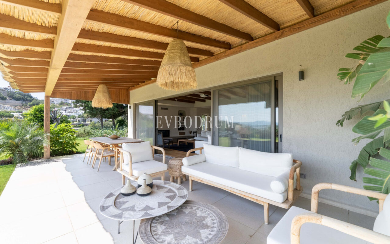 Bodrum Merkez’de Geniş Bahçeli, Deniz Manzaralı Tek Katlı Villa