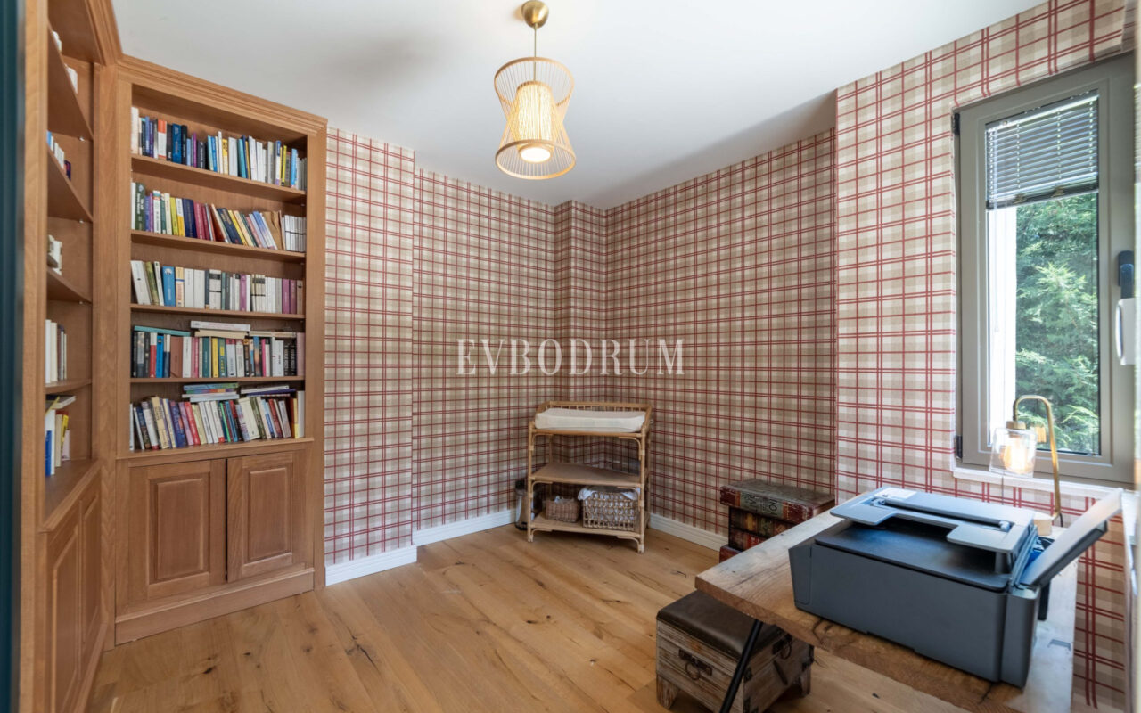 Bodrum Merkez’de Geniş Bahçeli, Deniz Manzaralı Tek Katlı Villa