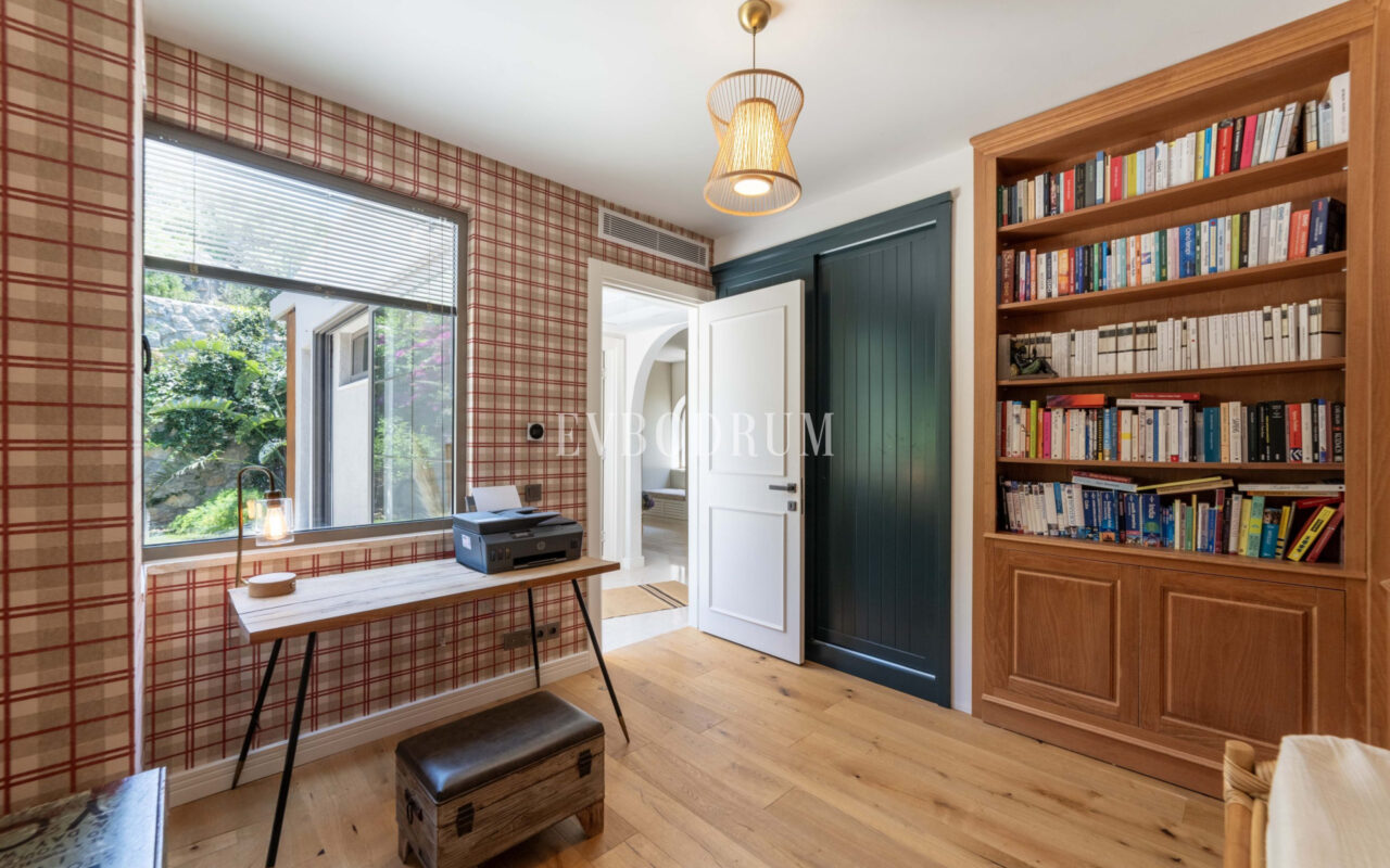 Bodrum Merkez’de Geniş Bahçeli, Deniz Manzaralı Tek Katlı Villa