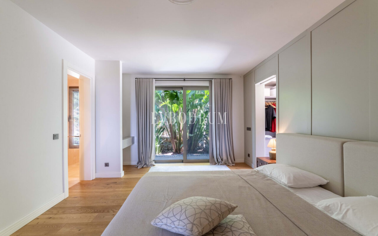 Bodrum Merkez’de Geniş Bahçeli, Deniz Manzaralı Tek Katlı Villa