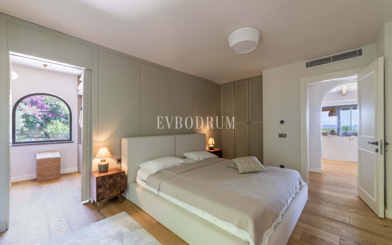 Bodrum Merkez’de Geniş Bahçeli, Deniz Manzaralı Tek Katlı Villa