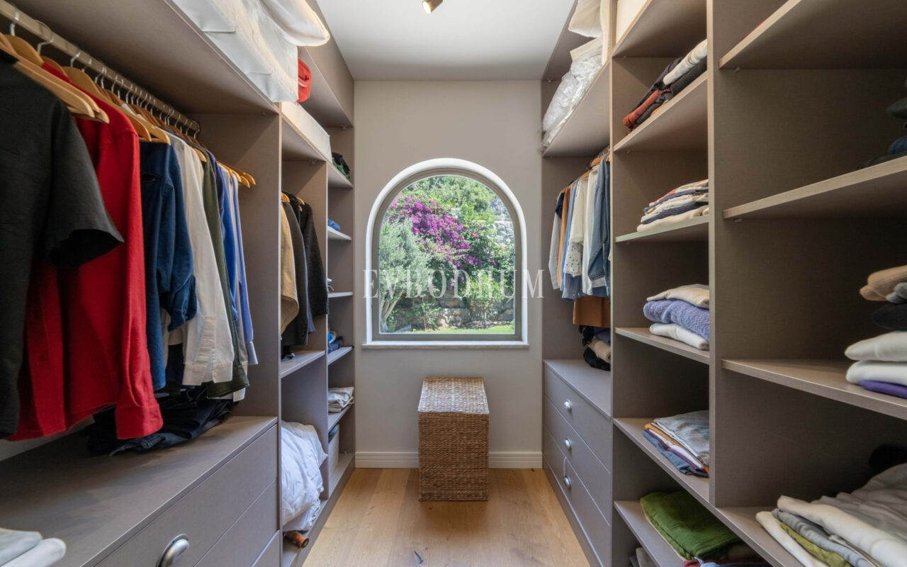 Bodrum Merkez’de Geniş Bahçeli, Deniz Manzaralı Tek Katlı Villa