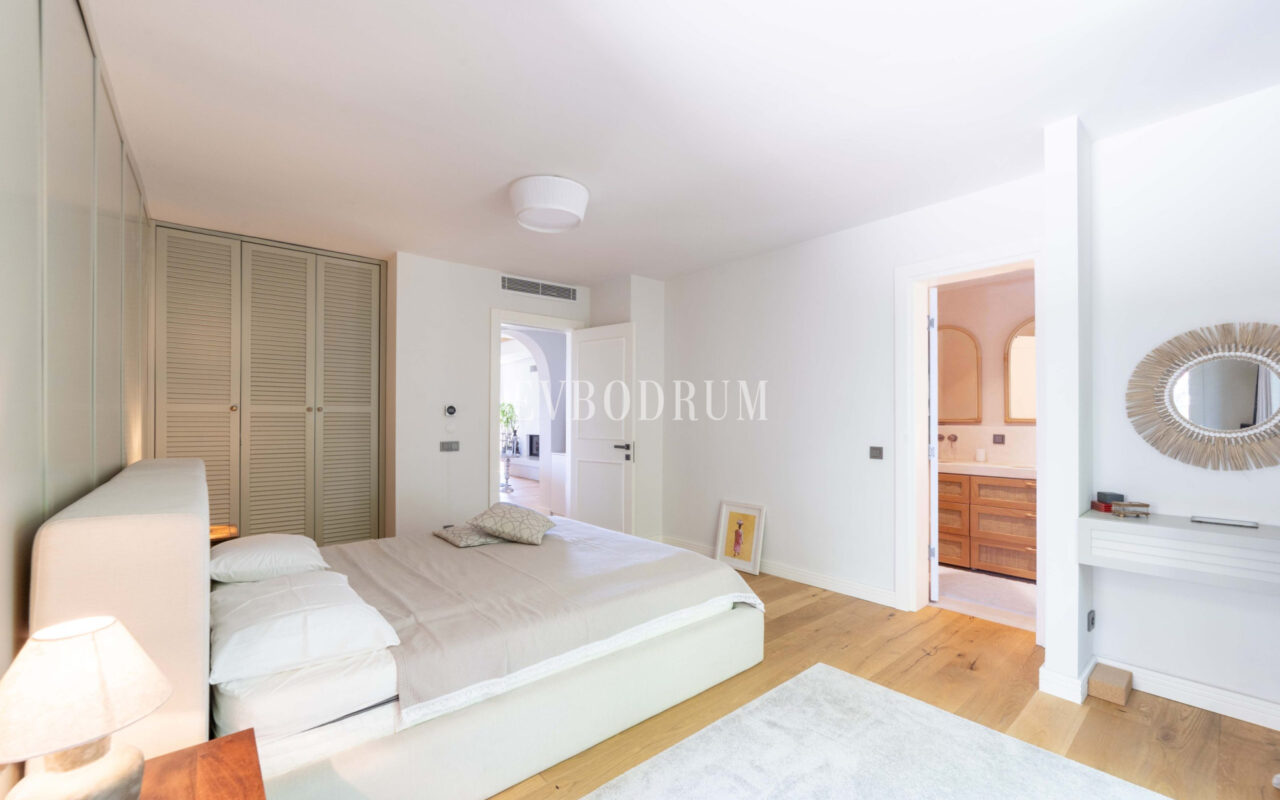 Bodrum Merkez’de Geniş Bahçeli, Deniz Manzaralı Tek Katlı Villa