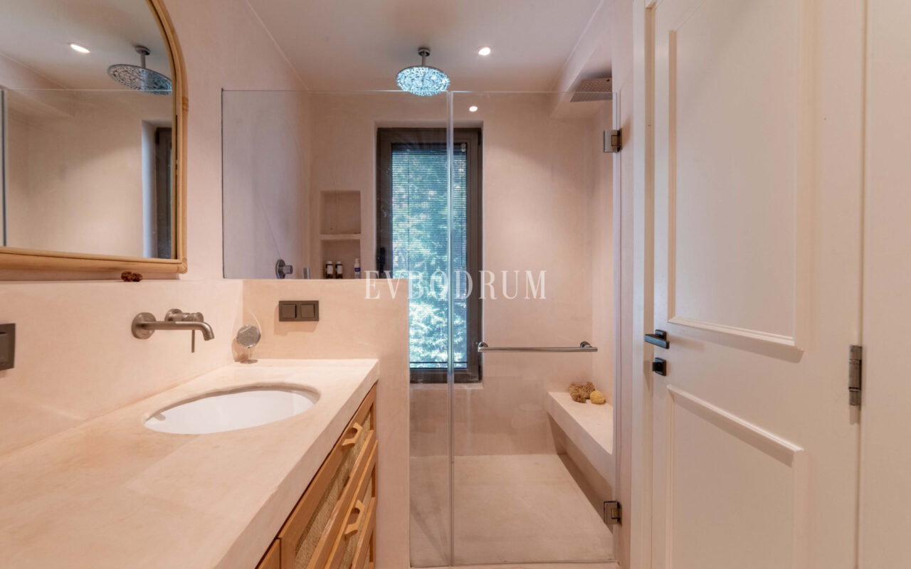 Bodrum Merkez’de Geniş Bahçeli, Deniz Manzaralı Tek Katlı Villa