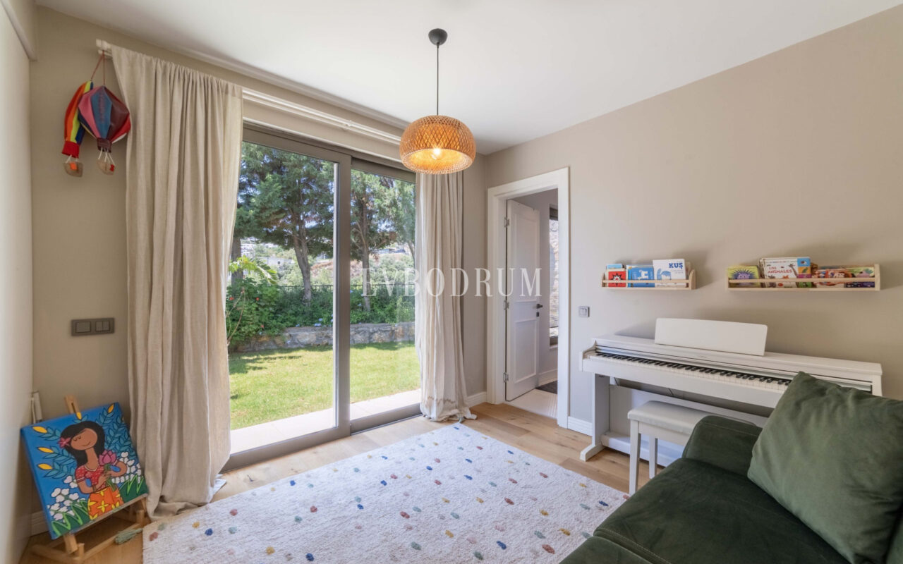 Bodrum Merkez’de Geniş Bahçeli, Deniz Manzaralı Tek Katlı Villa