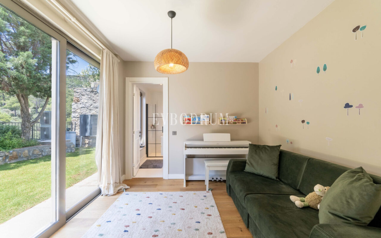 Bodrum Merkez’de Geniş Bahçeli, Deniz Manzaralı Tek Katlı Villa