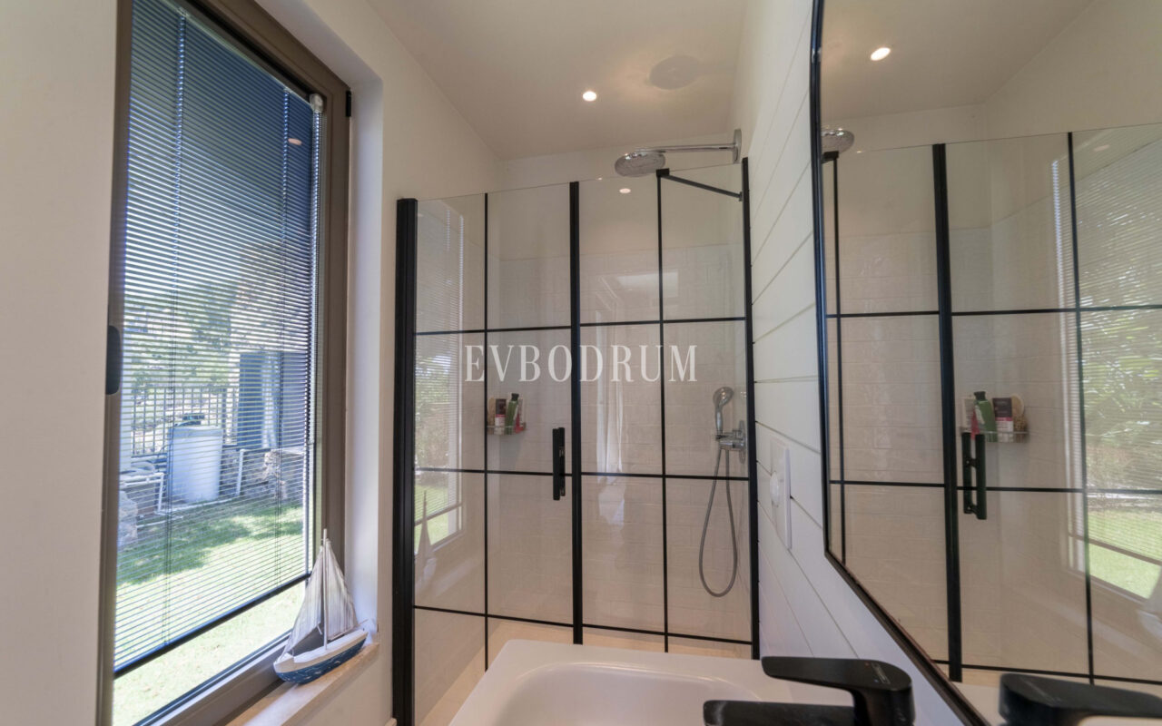 Bodrum Merkez’de Geniş Bahçeli, Deniz Manzaralı Tek Katlı Villa