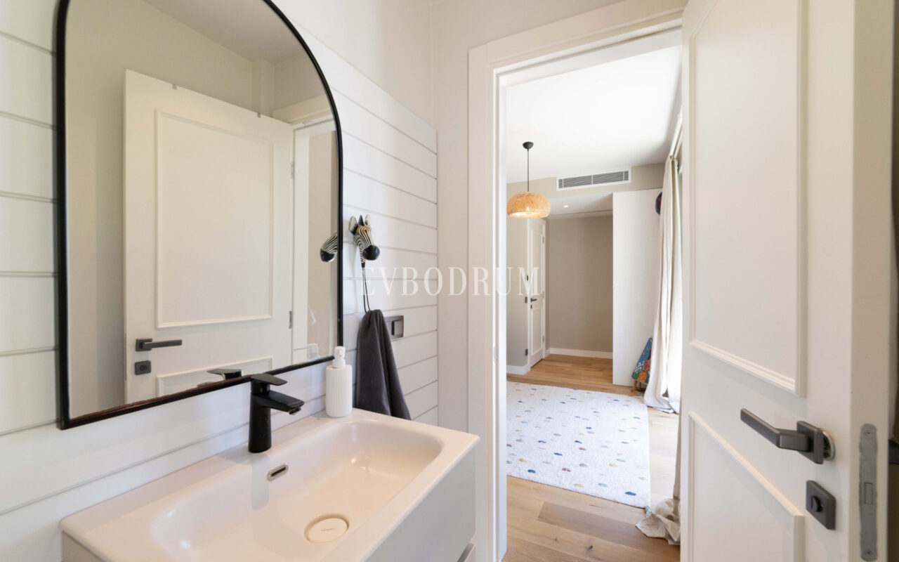 Bodrum Merkez’de Geniş Bahçeli, Deniz Manzaralı Tek Katlı Villa