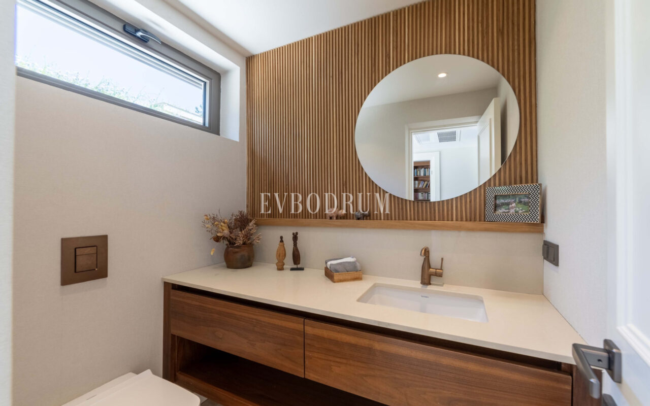 Bodrum Merkez’de Geniş Bahçeli, Deniz Manzaralı Tek Katlı Villa