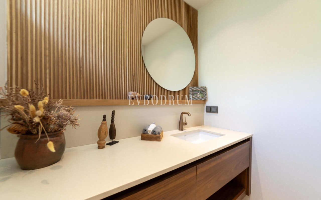 Bodrum Merkez’de Geniş Bahçeli, Deniz Manzaralı Tek Katlı Villa