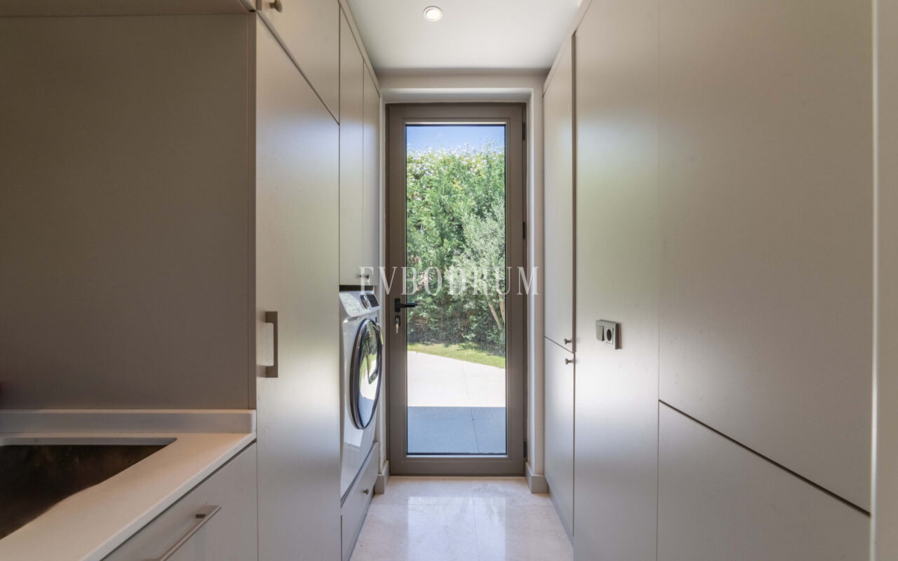 Bodrum Merkez’de Geniş Bahçeli, Deniz Manzaralı Tek Katlı Villa