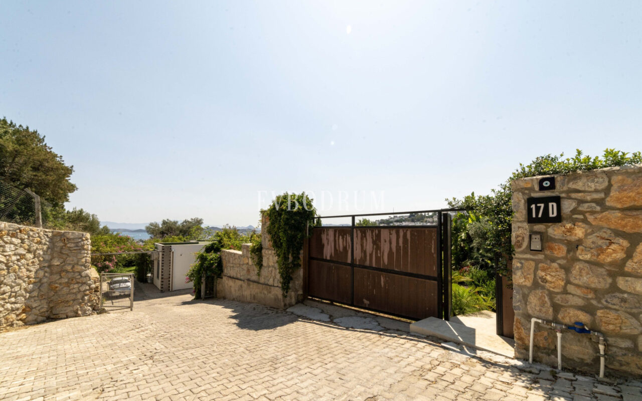 Bodrum Merkez’de Geniş Bahçeli, Deniz Manzaralı Tek Katlı Villa