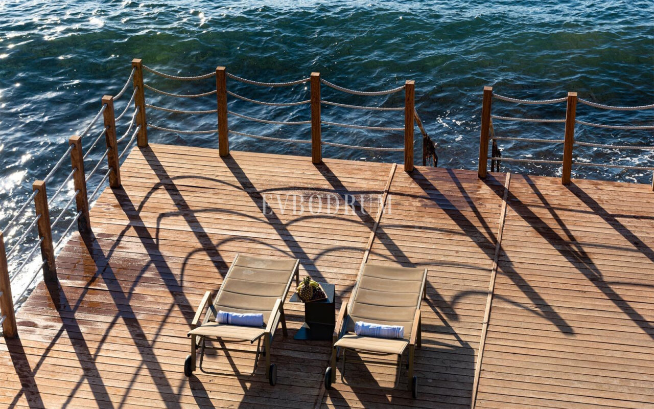 Yalıkavak'ta denize sıfır, özel iskeleli lüks villa