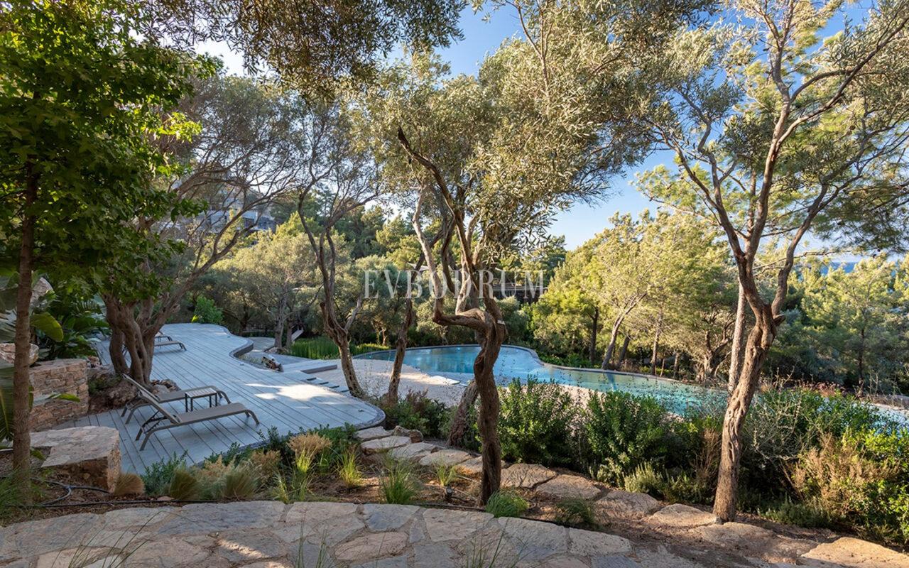 Muhteşem Manzaralı ve Plaja Erişimli Şık Daire