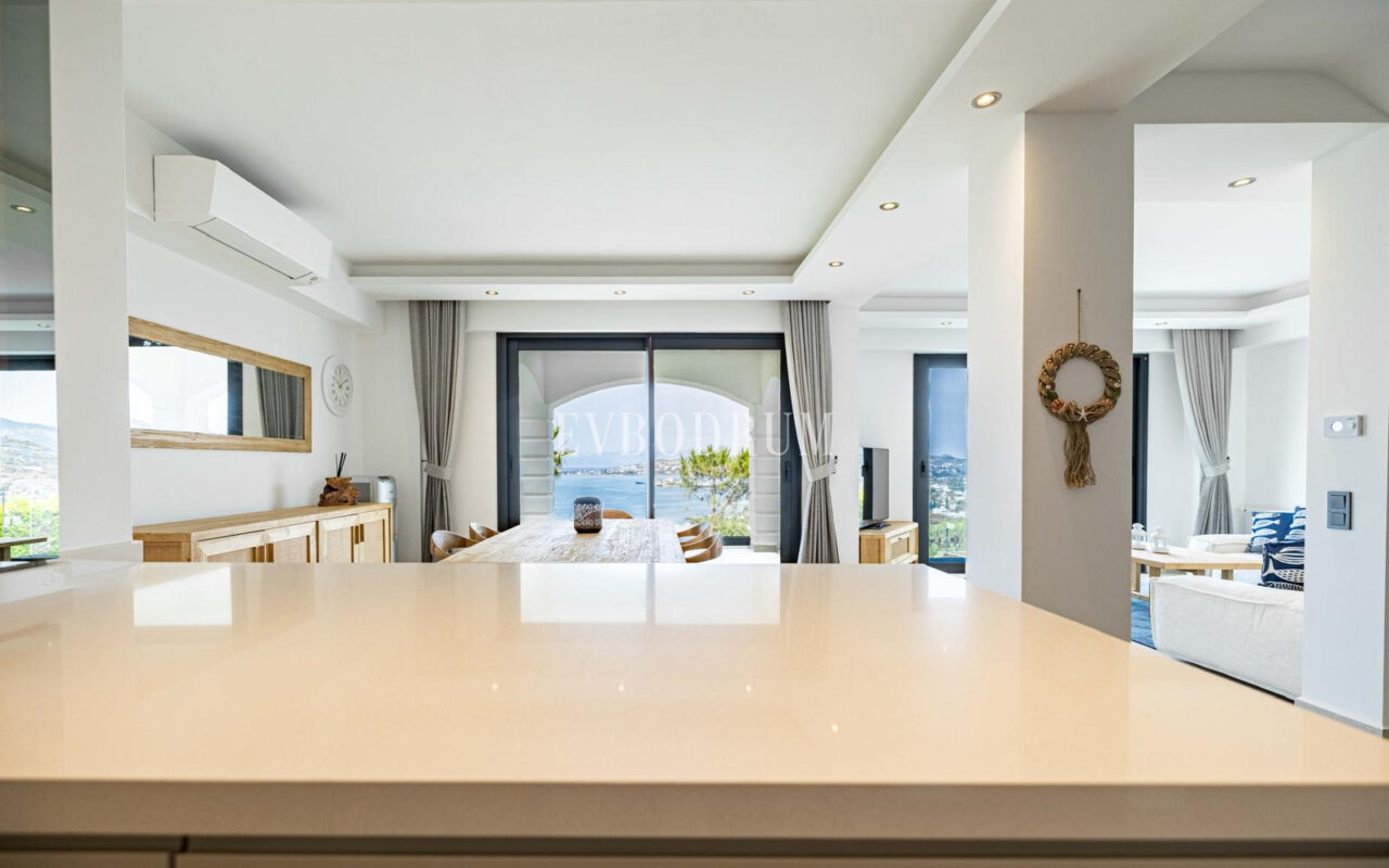 Tamamen yenilenmiş özel havuzlu ve deniz manzaralı müstakil ev