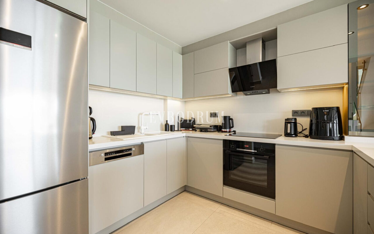 Tamamen yenilenmiş özel havuzlu ve deniz manzaralı müstakil ev