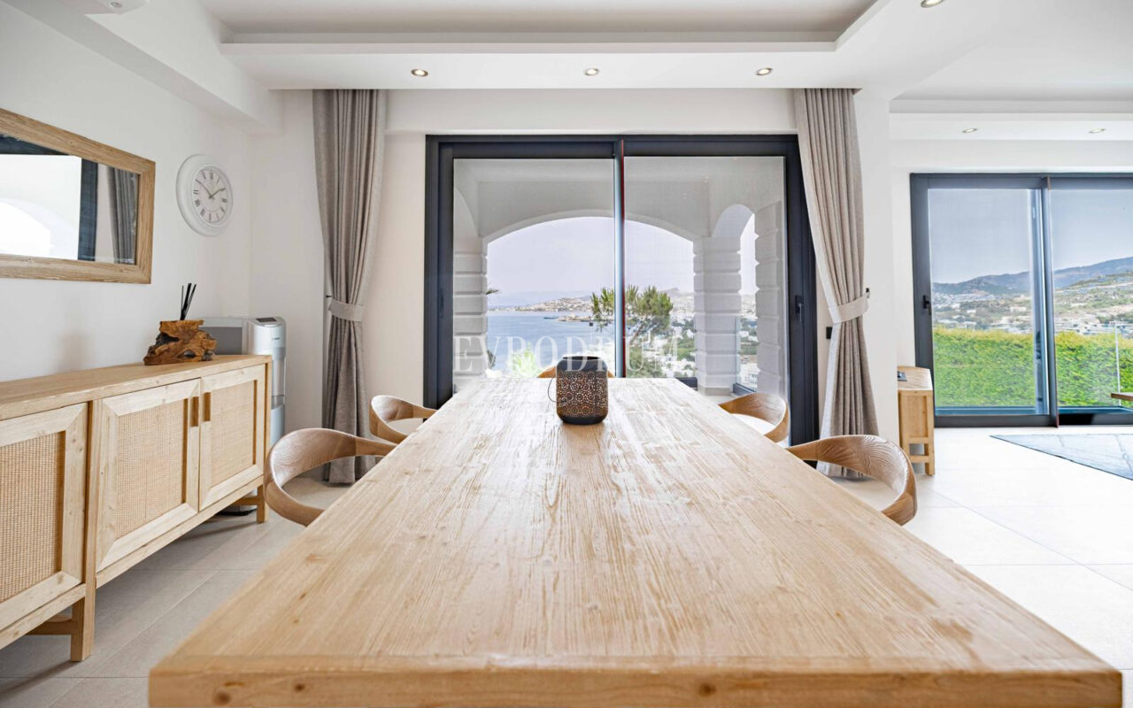 Tamamen yenilenmiş özel havuzlu ve deniz manzaralı müstakil ev