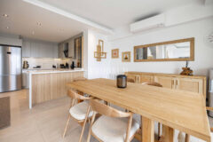 Tamamen yenilenmiş özel havuzlu ve deniz manzaralı müstakil ev