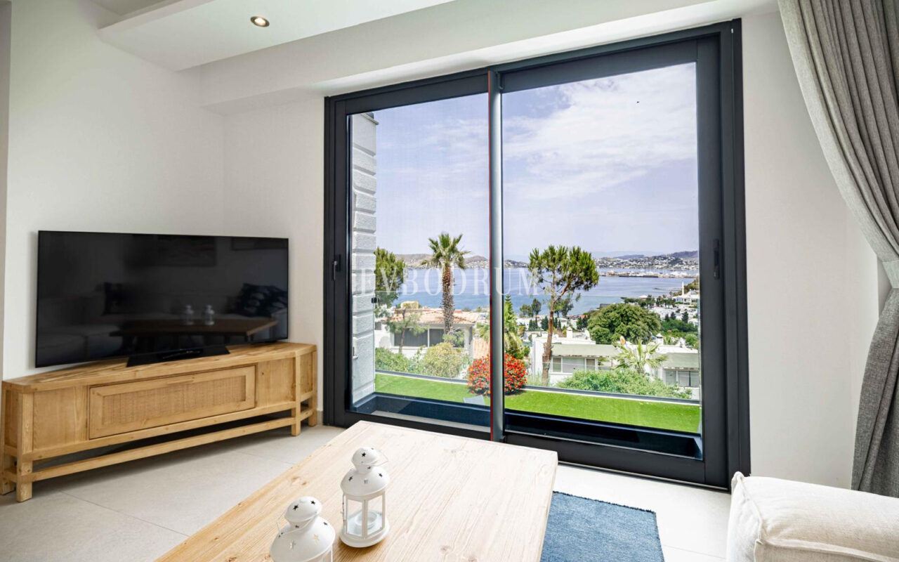 Tamamen yenilenmiş özel havuzlu ve deniz manzaralı müstakil ev