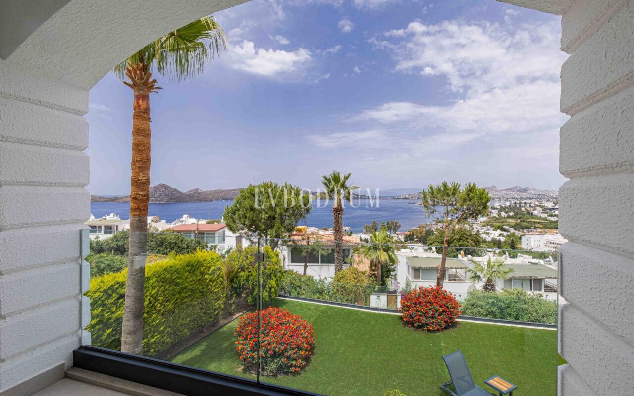 Tamamen yenilenmiş özel havuzlu ve deniz manzaralı müstakil ev