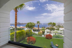 Tamamen yenilenmiş özel havuzlu ve deniz manzaralı müstakil ev